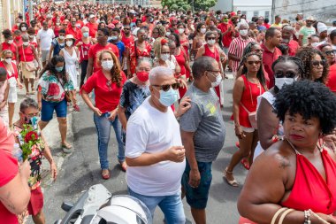 Salvador, Bahia, Brezilya - 4 Aralık 2022: Santa Barbara 'nın Salvador, Bahia kentindeki geçit törenine sadık Katolikler eşlik ediyor.