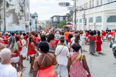 Salvador, Bahia, Brezilya - 4 Aralık 2022: Santa Barbara 'nın Salvador, Bahia kentindeki geçit törenine sadık Katolikler eşlik ediyor.