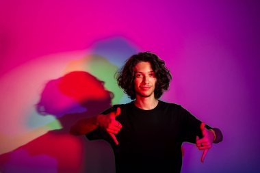Fotografik arka planda renkli gölgeleri olan genç yakışıklı bir adamın portresi. rgb renkleri