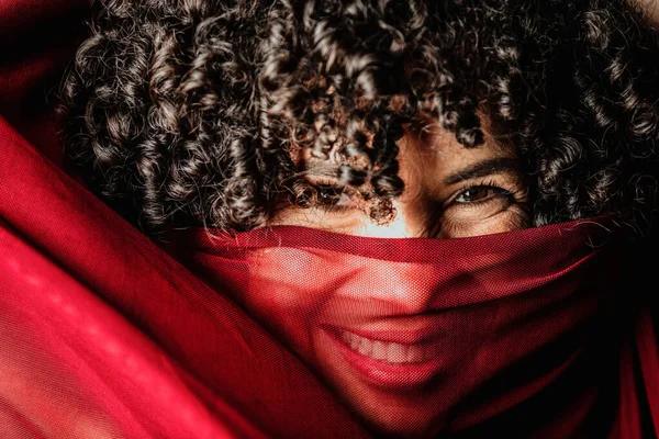 Κοντινό Πορτραίτο Γυναίκας Κόκκινο Πανί Στο Πρόσωπό Της Απομονωμένα Μαύρο — Φωτογραφία Αρχείου