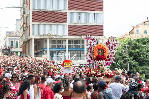 Salvador, Bahia, Brezilya - 4 Aralık 2022: Katolik inançlı kişiler, Santa Barbara 'nın Bahia' daki Salvador şehrinin sokaklarında geçit törenine eşlik ederler..
