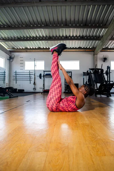 Spor salonunda karın için egzersiz yapan bir kadın var. Stüdyoda spor.