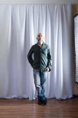 İş elbisesi giyen bir adamın tam boy portresi. Stüdyo portresi. beyaz perde arkaplanı