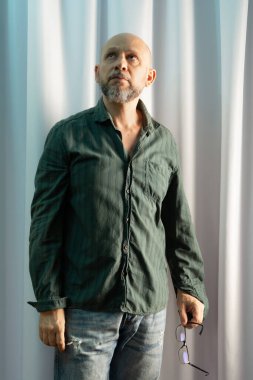 Yukarı bakan bir adamın stüdyo portresi. beyaz perde arkaplanı