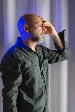 Adam ayakta, endişeli ve düşünceli. Stüdyo portresi. beyaz perde arkaplanı