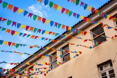 Salvador, Bahia, Brezilya - 16 Haziran 2022: Salvador şehrinin tarihi merkezi Pelourinho 'daki Sao Joao şenliklerinde dekoratif renkli bayraklar görüldü..