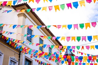 Salvador, Bahia, Brezilya - 16 Haziran 2022: Salvador şehrinin tarihi merkezi Pelourinho 'daki Sao Joao şenliklerinde dekoratif renkli bayraklar görüldü..