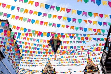 Salvador, Bahia, Brezilya - 16 Haziran 2022: Bahia 'nın Salvador kentinin tarihi merkezinde Sao Joao festivalleri için Pelourinho sokaklarını süsleyen bayraklar ve dekoratif pankartlar görüldü.