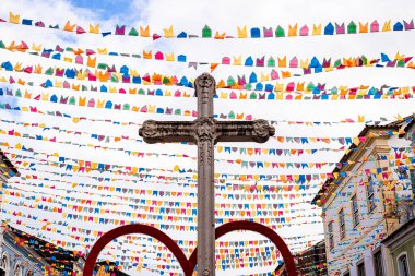 Salvador, Bahia, Brezilya - 16 Haziran 2022: Salvador şehrinin tarihi merkezi Pelourinho 'daki Sao Joao şenliklerinde dekoratif renkli bayraklar görüldü..
