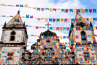 Salvador, Bahia, Brezilya - 16 Haziran 2022: Salvador şehrinin tarihi merkezi Pelourinho 'daki Sao Joao şenliklerinde dekoratif renkli bayraklar görüldü..