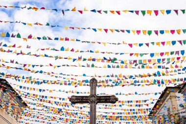 Salvador, Bahia, Brezilya - 16 Haziran 2022: Salvador şehrinin tarihi merkezi Pelourinho 'daki Sao Joao şenliklerinde dekoratif renkli bayraklar görüldü..