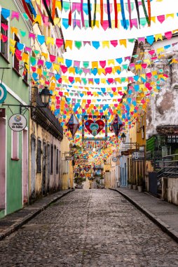 Salvador, Bahia, Brezilya - 16 Haziran 2022: Bahia 'nın Salvador kentinin tarihi merkezinde Sao Joao festivalleri için Pelourinho sokaklarını süsleyen bayraklar ve dekoratif pankartlar görüldü.