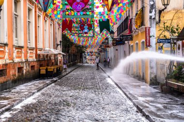 Salvador, Bahia, Brezilya - 16 Haziran 2022: Bahia 'nın Salvador kentinin tarihi merkezinde Sao Joao festivalleri için Pelourinho sokaklarını süsleyen bayraklar ve dekoratif pankartlar görüldü.