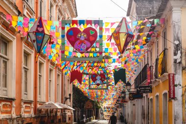 Salvador, Bahia, Brezilya - 16 Haziran 2022: Bahia 'nın Salvador kentinin tarihi merkezinde Sao Joao festivalleri için Pelourinho sokaklarını süsleyen bayraklar ve dekoratif pankartlar görüldü.