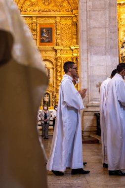 Salvador, Bahia, Brezilya - 16 Haziran 2022: Katedral Bazilikası 'nda, Bahia' nın Salvador kentindeki Corpus Christi 'nin anısına düzenlenen ayin için rahipler ve papazlar görülüyor..