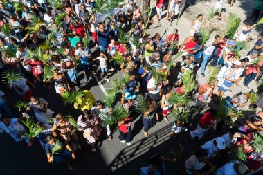 Salvador, Bahia, Brezilya - Abril 02, 2023: Binlerce Katolik Salvador, Bahia 'daki Palm Sunday geçit törenine katıldı.