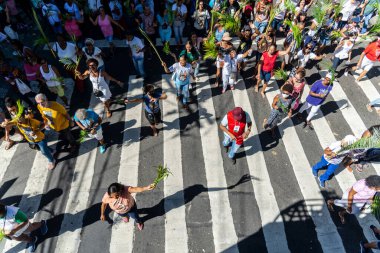 Salvador, Bahia, Brezilya - Abril 02, 2023: Yüzlerce Katolik inanan, Palm Sunday törenine katılarak Salvador, Bahia sokaklarında görüldü..