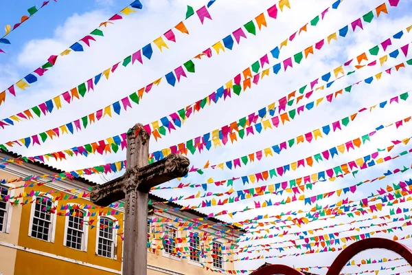 ブラジル バヒア州サルバドール2022年6月16日 カラフルな旗は サルバドール市の歴史的中心部PelourinhoにあるSao Joao祭りの装飾に見られます — ストック写真