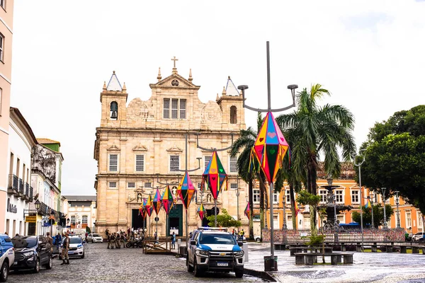 巴西巴伊亚州萨尔瓦多市 2022年6月16日 在巴伊亚州萨尔瓦多市历史中心 人们看到了装饰佩鲁里尼奥街道的旗帜和装饰横幅 以庆祝圣若昂节 — 图库照片