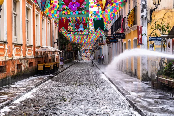 Salvador, Bahia, Brezilya - 16 Haziran 2022: Bahia 'nın Salvador kentinin tarihi merkezinde Sao Joao festivalleri için Pelourinho sokaklarını süsleyen bayraklar ve dekoratif pankartlar görüldü.