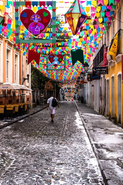 Salvador, Bahia, Brezilya - 16 Haziran 2022: Bahia 'nın Salvador kentinin tarihi merkezinde Sao Joao festivalleri için Pelourinho sokaklarını süsleyen bayraklar ve dekoratif pankartlar görüldü.