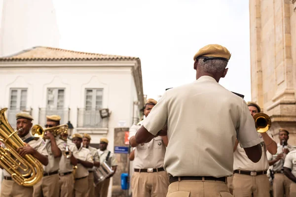 Salvador, Bahia, Brezilya - 16 Haziran 2022: Askeri polis askerleri Salvador, Bahia 'daki Corpus Christi onuruna Katedral Bazilikası dışında müzik çalıyorlar.