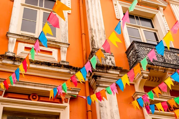 Salvador, Bahia, Brezilya - 16 Haziran 2022: Salvador şehrinin tarihi merkezi Pelourinho 'daki Sao Joao şenliklerinde dekoratif renkli bayraklar görüldü..