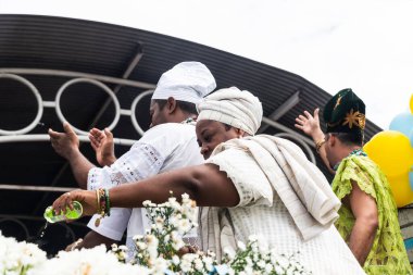 Santo Amaro, Bahia, Brezilya - 15 Mayıs 2022: Santo Amaro kentindeki Bembe do Mercado dini kutlamaları sırasında Candomble halkı görülüyor.