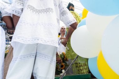 Santo Amaro, Bahia, Brezilya - 15 Mayıs 2022: Santo Amaro kentindeki Bembe do Mercado dini kutlamaları sırasında Candomble halkı görülüyor.