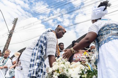 Santo Amaro, Bahia, Brezilya - 15 Mayıs 2022: Santo Amaro kentindeki Bembe do Mercado dini kutlamaları sırasında Candomble halkı görülüyor.
