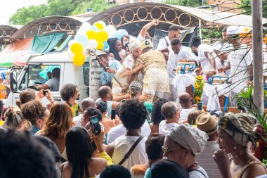 Santo Amaro, Bahia, Brezilya - 15 Mayıs 2022: Santo Amaro kentindeki Bembe do Mercado dini kutlamaları sırasında yüzlerce Candomble taraftarı görülüyor.