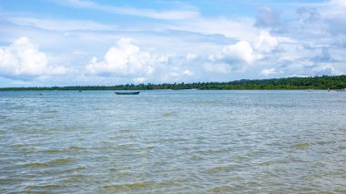 Santo Amaro, Bahia, Brezilya - 15 Mayıs 2022: Güneşli bir günde Itapema plajı manzarası. Bahia 'daki Santo Amaro şehri..