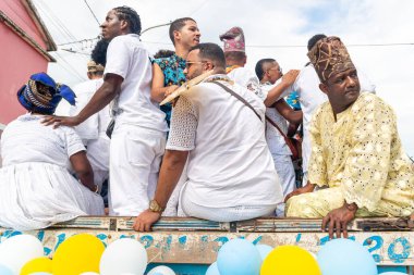 Santo Amaro, Bahia, Brezilya - 15 Mayıs 2022: Candomble taraftarlarının Santo Amaro 'daki Bembe do Mercado dini kutlamaları için Itapema plajına geldiği görüldü.
