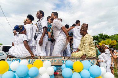 Santo Amaro, Bahia, Brezilya - 15 Mayıs 2022: Candomble taraftarlarının Santo Amaro 'daki Bembe do Mercado dini kutlamaları için Itapema plajına geldiği görüldü.