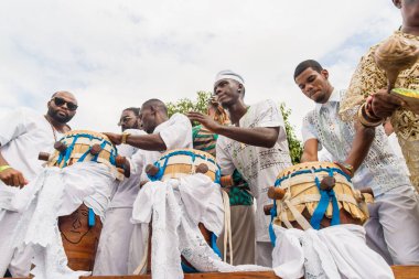 Santo Amaro, Bahia, Brezilya - 15 Mayıs 2022: Candomble üyeleri Santo Amaro, Bahia 'daki Bembe do Mercado dini şenlikleri sırasında çalıp şarkı söylerken görülüyor.