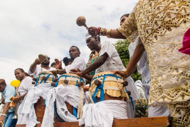 Santo Amaro, Bahia, Brezilya - 15 Mayıs 2022: Candomble üyeleri Santo Amaro, Bahia 'daki Bembe do Mercado dini şenlikleri sırasında çalıp şarkı söylerken görülüyor.