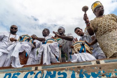 Santo Amaro, Bahia, Brezilya - 15 Mayıs 2022: Candomble üyeleri Santo Amaro, Bahia 'daki Bembe do Mercado dini şenlikleri sırasında çalıp şarkı söylerken görülüyor.