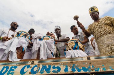 Santo Amaro, Bahia, Brezilya - 15 Mayıs 2022: Candomble üyeleri Santo Amaro, Bahia 'daki Bembe do Mercado dini şenlikleri sırasında çalıp şarkı söylerken görülüyor.