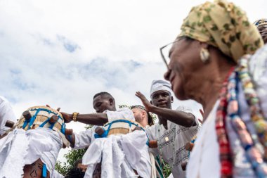 Santo Amaro, Bahia, Brezilya - 15 Mayıs 2022: Candomble üyeleri Santo Amaro, Bahia 'daki Bembe do Mercado dini şenlikleri sırasında çalıp şarkı söylerken görülüyor.