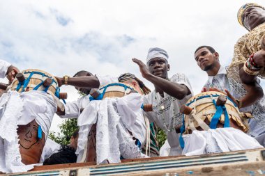 Santo Amaro, Bahia, Brezilya - 15 Mayıs 2022: Candomble üyeleri Santo Amaro, Bahia 'daki Bembe do Mercado dini şenlikleri sırasında çalıp şarkı söylerken görülüyor.