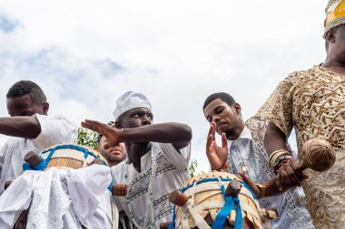 Santo Amaro, Bahia, Brezilya - 15 Mayıs 2022: Candomble üyeleri Santo Amaro, Bahia 'daki Bembe do Mercado dini şenlikleri sırasında çalıp şarkı söylerken görülüyor.
