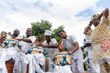 Santo Amaro, Bahia, Brezilya - 15 Mayıs 2022: Candomble üyeleri Santo Amaro, Bahia 'daki Bembe do Mercado dini şenlikleri sırasında çalıp şarkı söylerken görülüyor.
