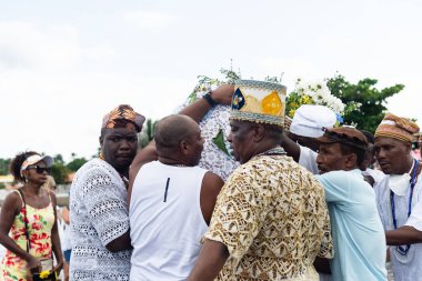 Santo Amaro, Bahia, Brezilya - 15 Mayıs 2022: Bembe do Mercado kutlamaları sırasında Iemanja 'ya adak taşıyan Candomble halkı. Itapema Plajı, Santo Amaro.