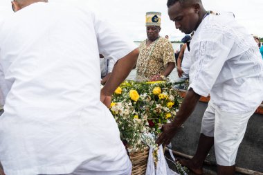 Santo Amaro, Bahia, Brezilya - 15 Mayıs 2022: Bembe do Mercado kutlamaları sırasında Iemanja 'ya adak taşıyan Candomble halkı. Itapema Plajı, Santo Amaro.