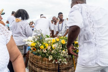 Santo Amaro, Bahia, Brezilya - 15 Mayıs 2022: Bembe do Mercado kutlamaları sırasında Iemanja 'ya adak taşıyan Candomble halkı. Itapema Plajı, Santo Amaro.