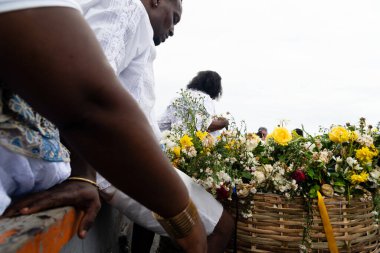 Santo Amaro, Bahia, Brezilya - 15 Mayıs 2022: Bembe do Mercado kutlamaları sırasında Iemanja 'ya adak taşıyan Candomble halkı. Itapema Plajı, Santo Amaro.