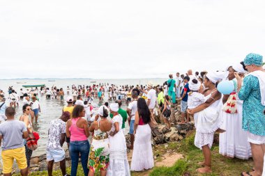 Santo Amaro, Bahia, Brezilya - 15 Mayıs 2022: Santo Amaro kentindeki Bembe do Mercado kutlamaları sırasında yüzlerce Candomble üyesi Itapema plajında görüldü.