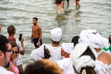 Santo Amaro, Bahia, Brezilya - 15 Mayıs 2022: Santo Amaro kentindeki Bembe do Mercado kutlamaları sırasında Candomble üyeleri Itapema plajında görüldü.