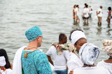 Santo Amaro, Bahia, Brezilya - 15 Mayıs 2022: Santo Amaro kentindeki Bembe do Mercado kutlamaları sırasında Candomble üyeleri Itapema plajında görüldü.