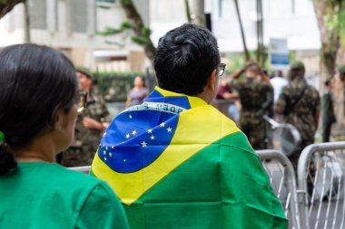 Salvador, Bahia, Brezilya - Setembro 07, 2022: Brezilya 'nın Bahia kentindeki bağımsızlık günü geçit törenini izleyen vatandaşlar.